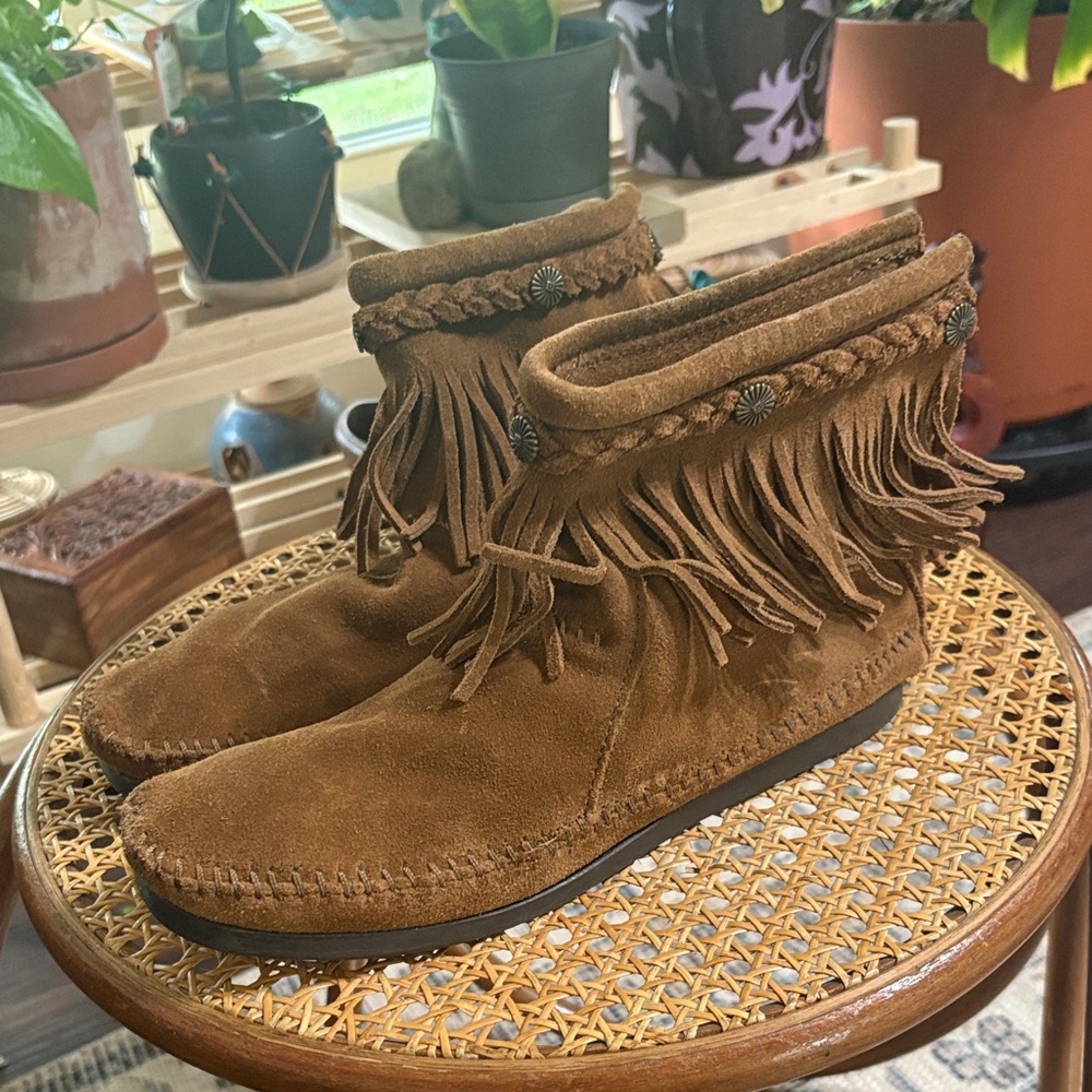 Minnetonka fringed ankle boots. Size 9